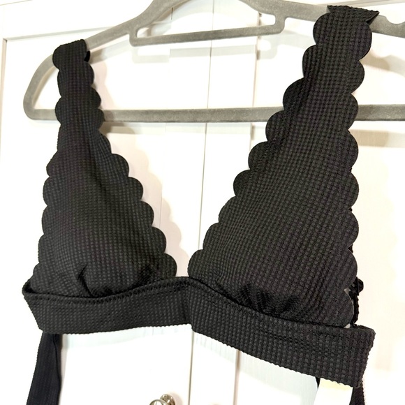 NWT Aerie Scalloped Triangle Bikini Swim Top Black Size Small Waffle Textured - Picture 1 of 8